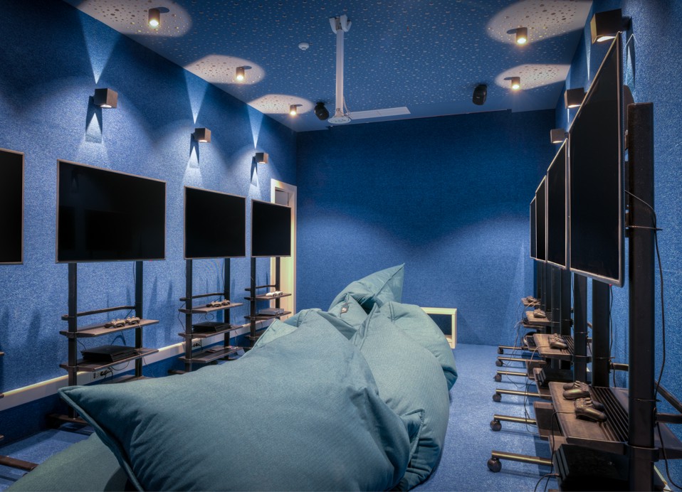 Sodobna igralnica v družinskem hotelu Aminess Vival Lišanj z igralnimi konzolami PS5 in sedeži iz fižolovih vreč za interaktivno doživetje v Novem Vinodolskem.