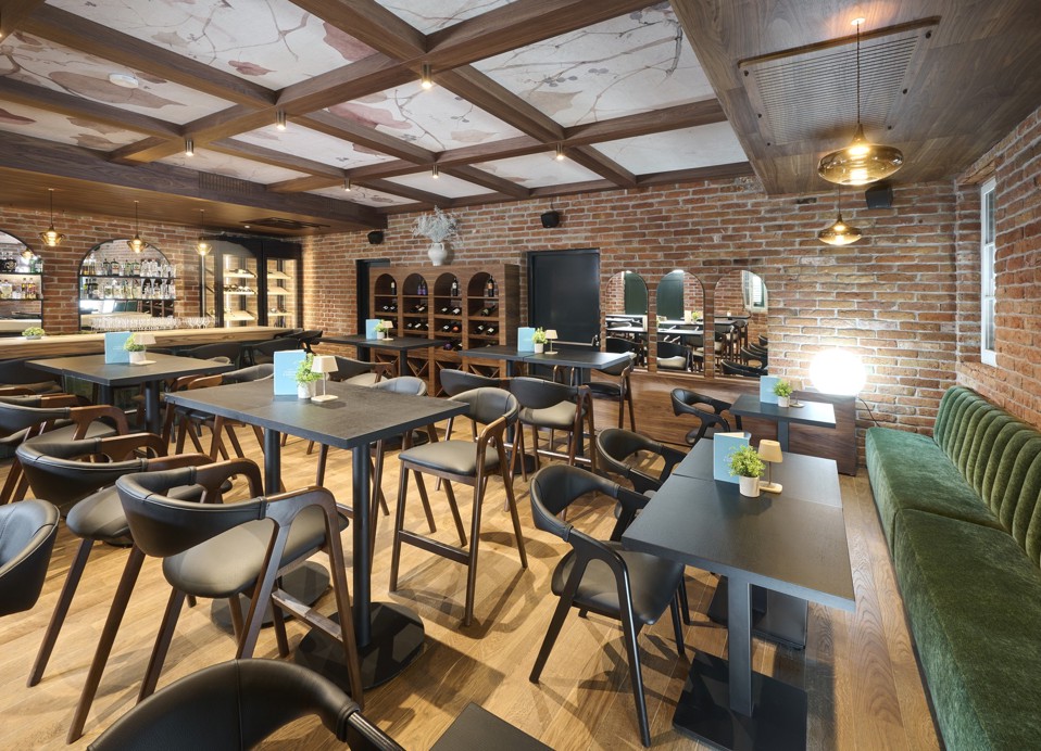 Wnętrze wine baru w Aminess Florian & Godler Hotel na przyjęcia weselne.