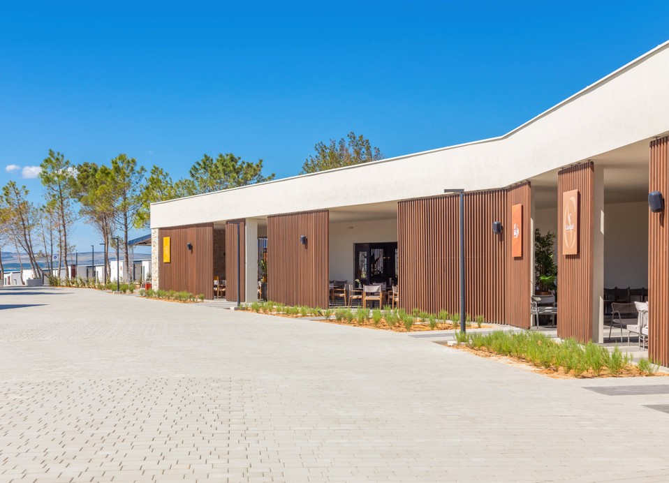 Buitenterrein van het restaurant Loop bij Aminess Style Camping Avalona resort, Pag.