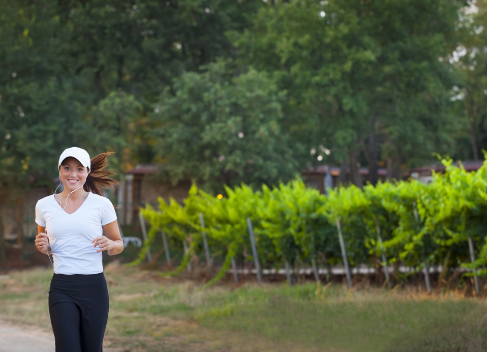 Ochtendwandeling langs weelderige groene paden in de buurt van Magal Maradiso Hotel door Aminess