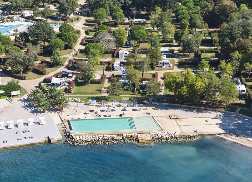 Panoramisch uitzicht op Pitch Luxury Sea View bij Aminess Planet Camping Maravea Holiday Homes, omgeven door groen, perfect om te ontspannen