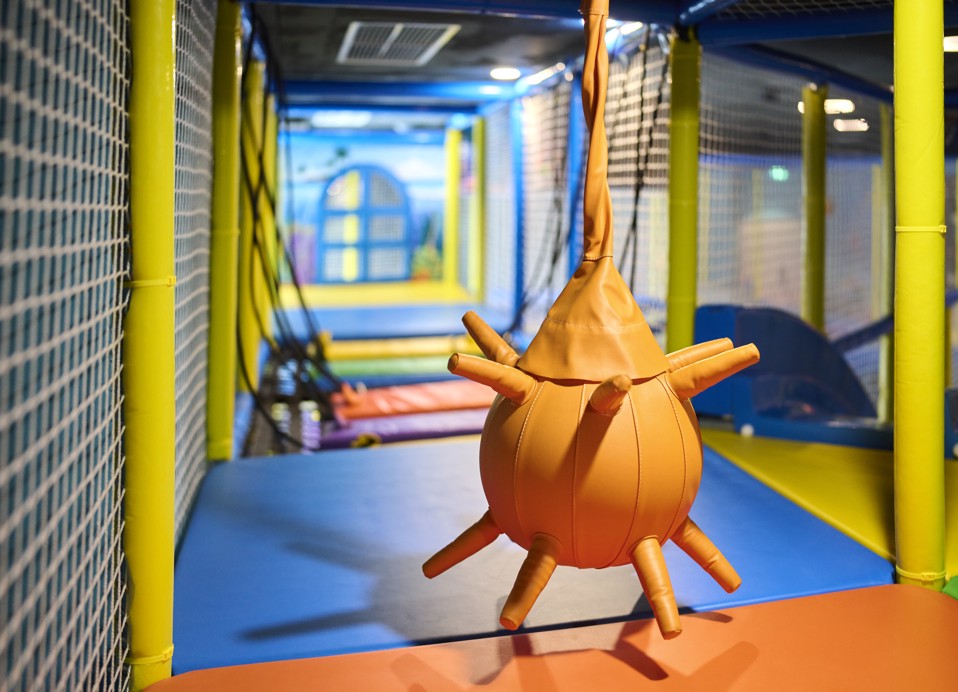 Unutarnji Ami zabavni park u Aminess Vival Casa Lišanj, s područjem za penjanje i zanimljivim aktivnostima za djecu.