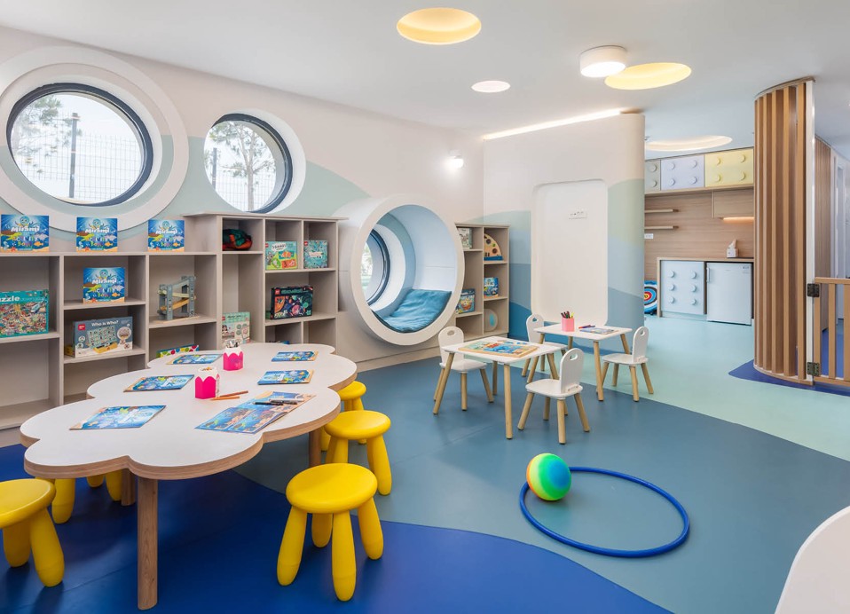 Ein großer weißer Tisch mit gelben Stühlen zum Zeichnen im Aminess Laurel Khalani Hotel.