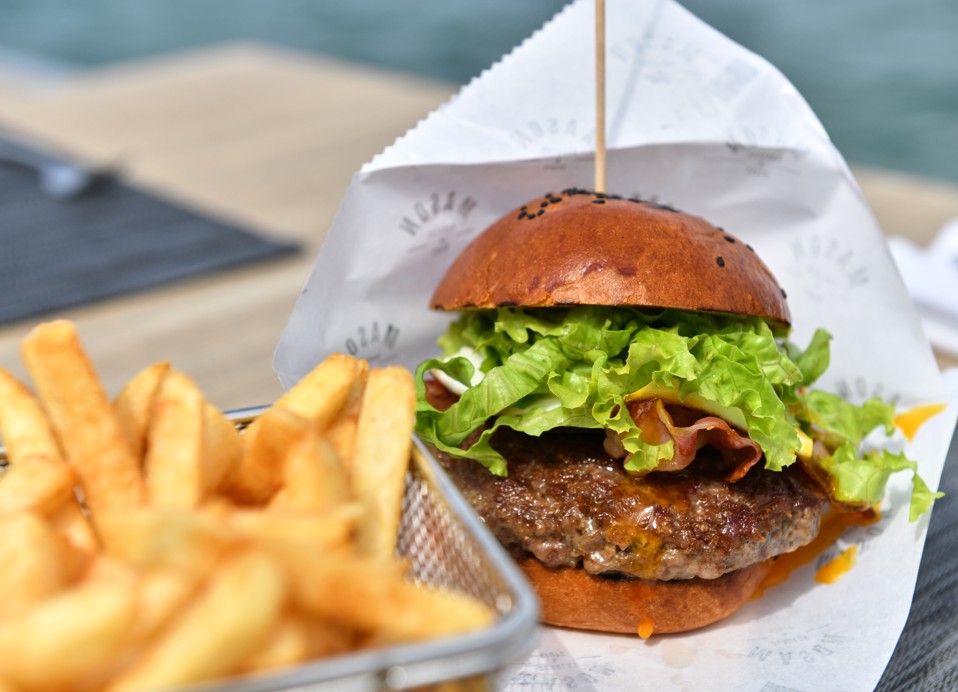 Burger en friet bij Aminess Maradiso Hotel Laguna, Novigrad Kroatië