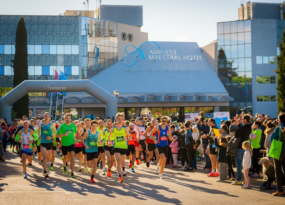 Menschen laufen einen Halbmarathon im Aminess Planet Camping Sirena, Novigrad