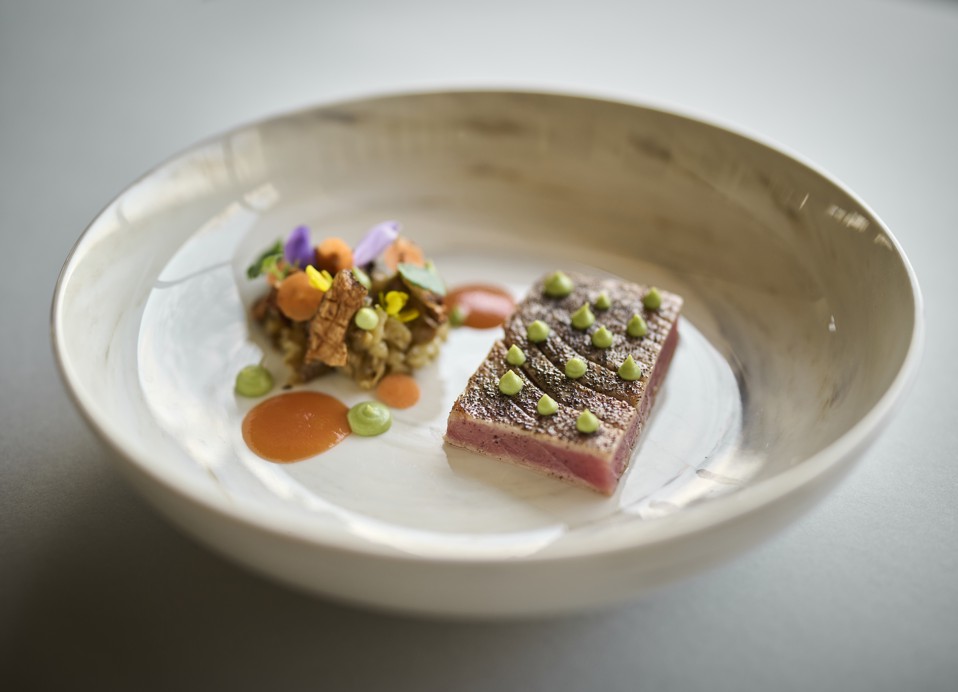 Adriatisches Thunfischgericht elegant serviert im 7 Seas Restaurant & Bar in der Nähe von Aminess Style Camping Atea Resort.