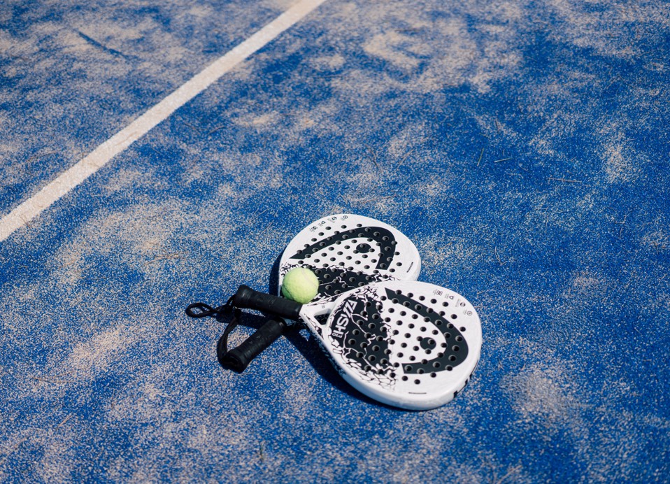 Reketi za padel pripremljeni na terenu u Aminess Style Camping Avalona Resortu, savršeni za aktivan odmor i sportski izazov na Pagu.