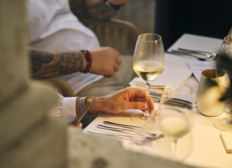Cena lussuosa all'aperto di notte sulla terrazza del ristorante 7 Seas a Korcula, coppia che si gode i migliori vini dell'isola.