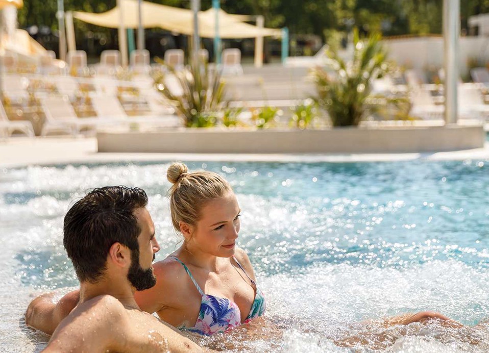 Coppia in piscina presso Aminess Planet Camping Maravea Resort, Novigrad Croazia