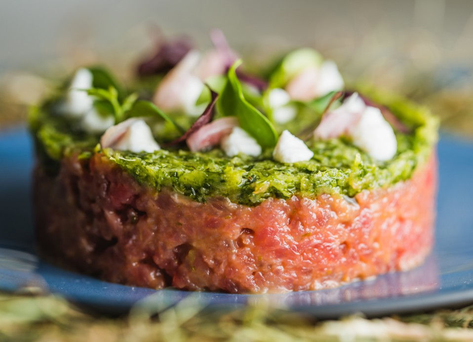 Delizia di manzo crudo tartare servita con verdure presso Aminess Younique Korcula Heritage Hotel.