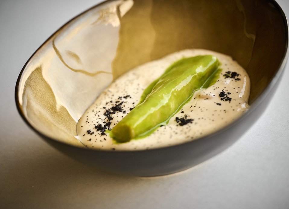 Sedlo zajca, prefinjena jed iz restavracije 7 Seas Restaurant & Bar blizu Aminess Style Camping Atea Resort.