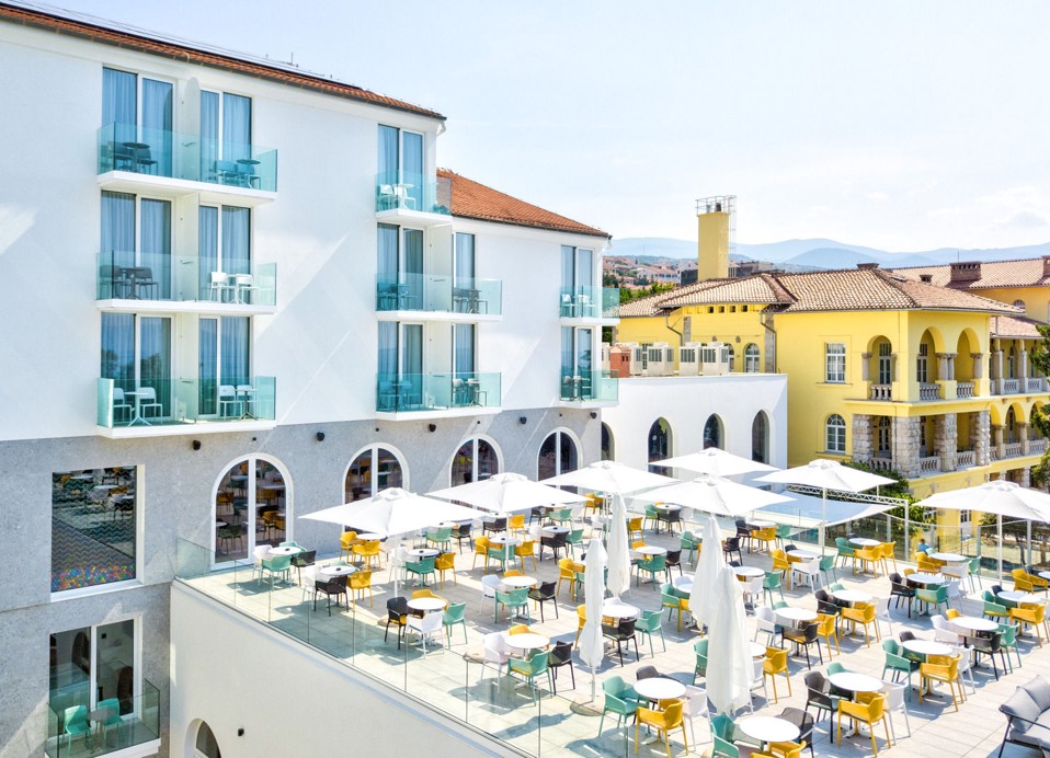 Aminess Vival Lišanj Family Hotel terasa lobby bara s prostorom za sjedenje na otvorenom i sunčanom atmosferom u Novom Vinodolskom.