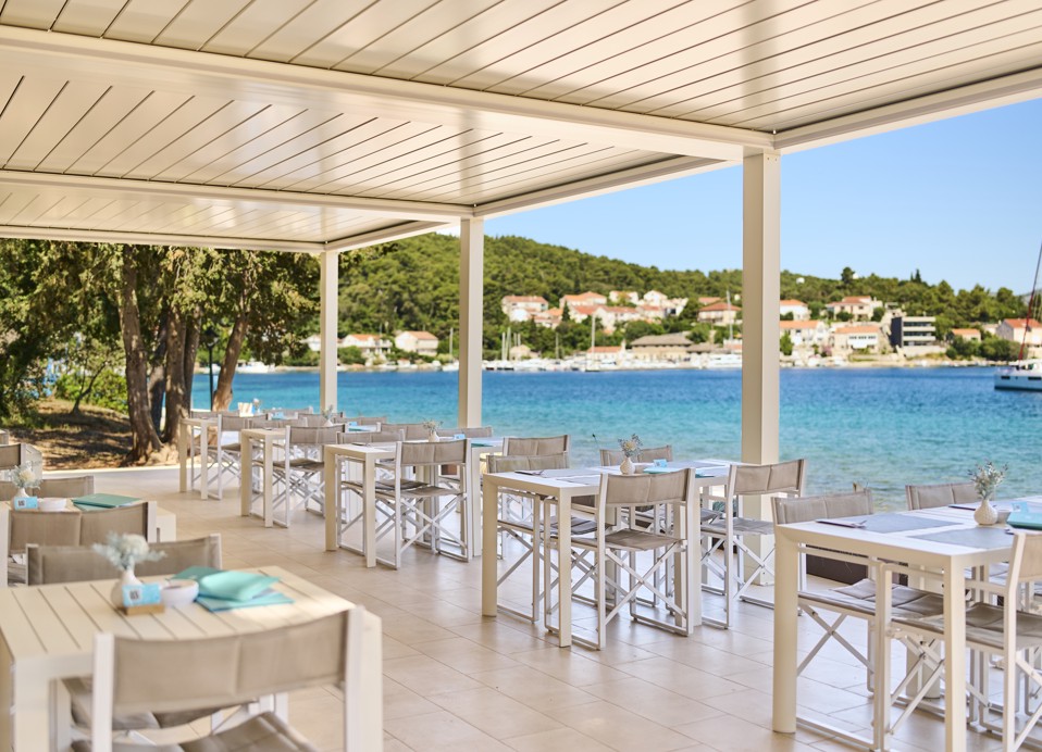 Punto Mare Seaside Restaurant Terrasse mit modernem und mediterranem Sitzstil innerhalb des Resorts in der Nähe von Aminess Vival Port9 Residence.