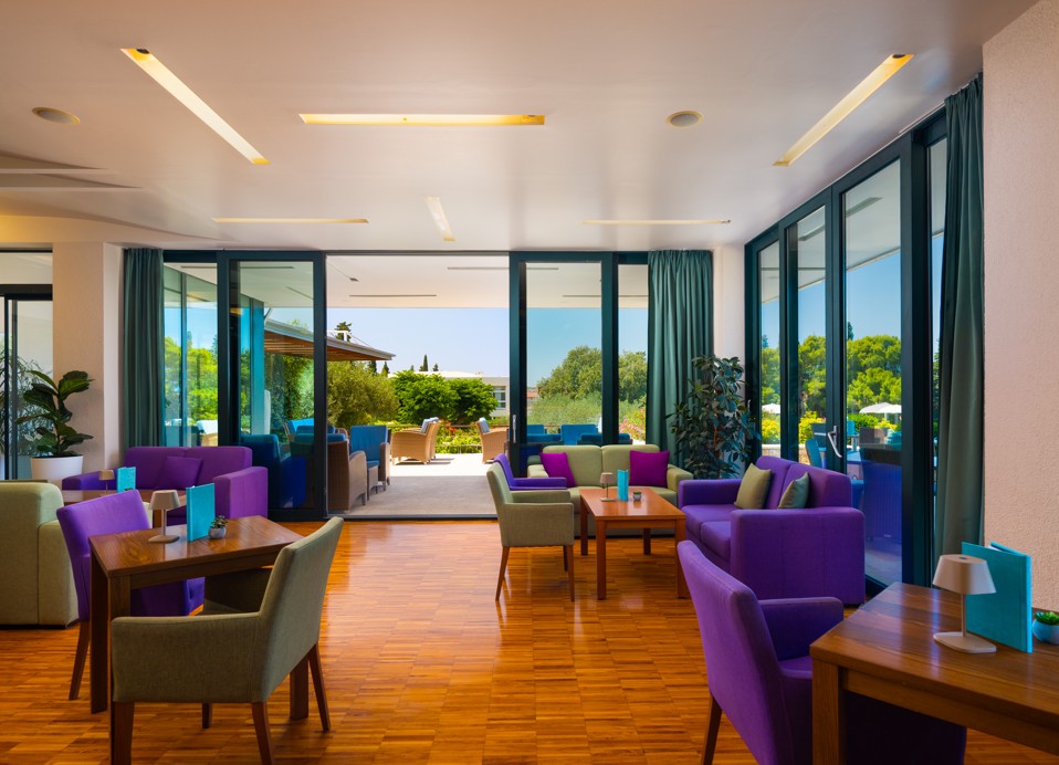 Avla letovišča Aminess Vival Velaris na Braču s pogledom na vrt in zunanjo teraso