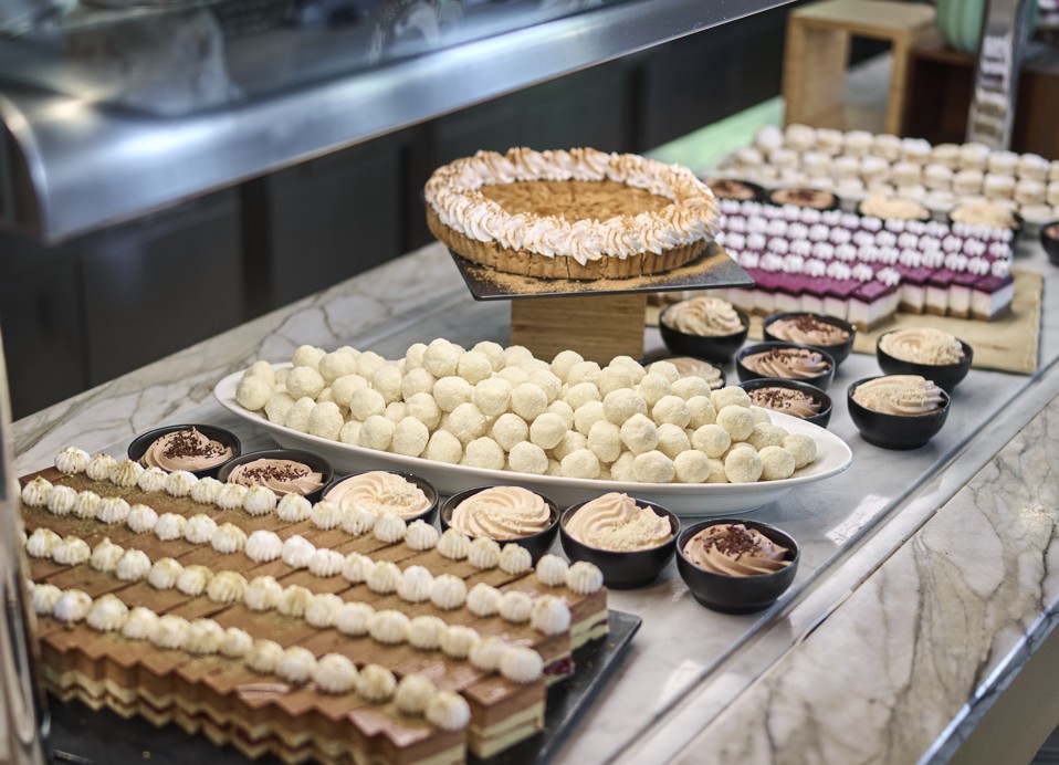 Sladica buffet v restavraciji Oliveto družinskega hotela Lišanj s pestro izbiro sladic in tortic.