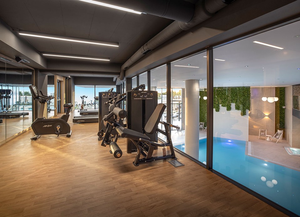 Attrezzatura moderna per la palestra presso l'hotel Aminess Laurel Khalani.