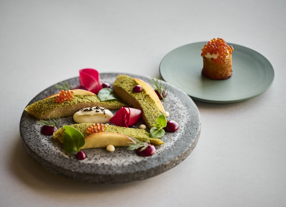 Živahno jelo od poširane pastrve sa citrusnim uljem posluženo u restoranu i baru 7 Seas u blizini hotela Veya Maradiso by Aminess.