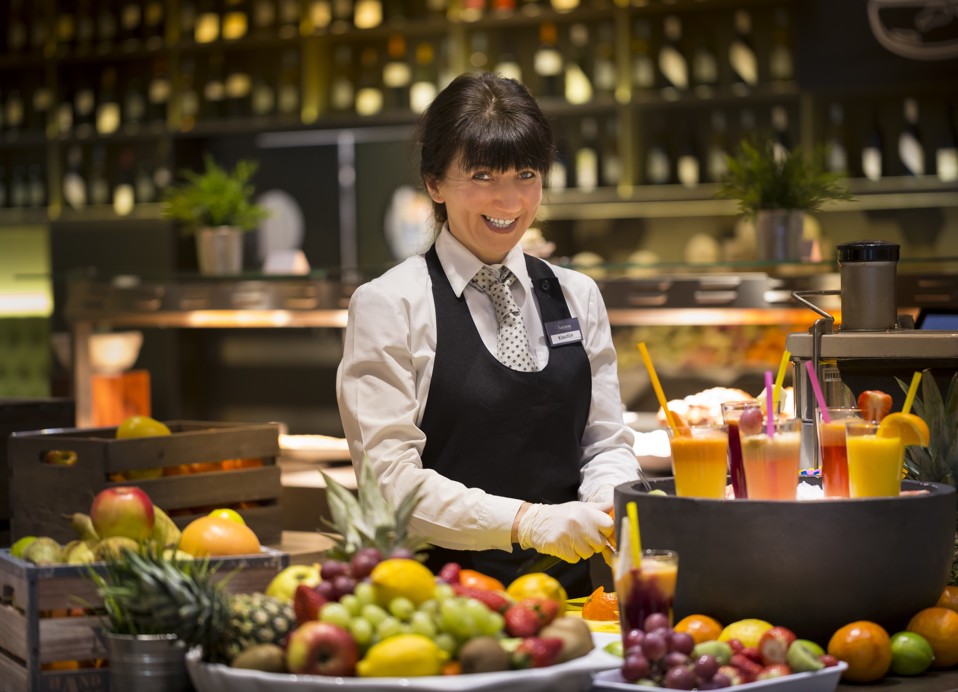 Vrouwen die verse sappen en smoothies bereiden.