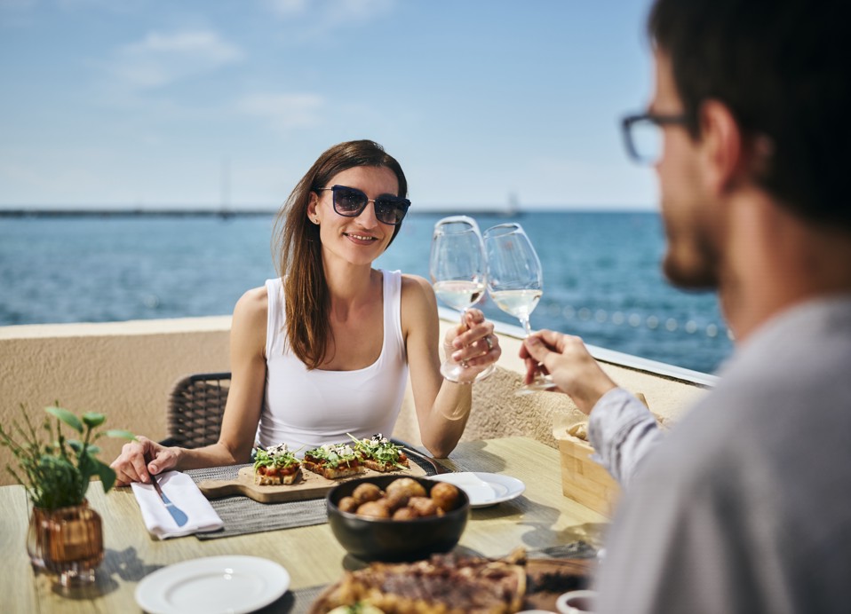 Koppel geniet van een diner aan zee bij restaurant Half 8 in Novigrad
