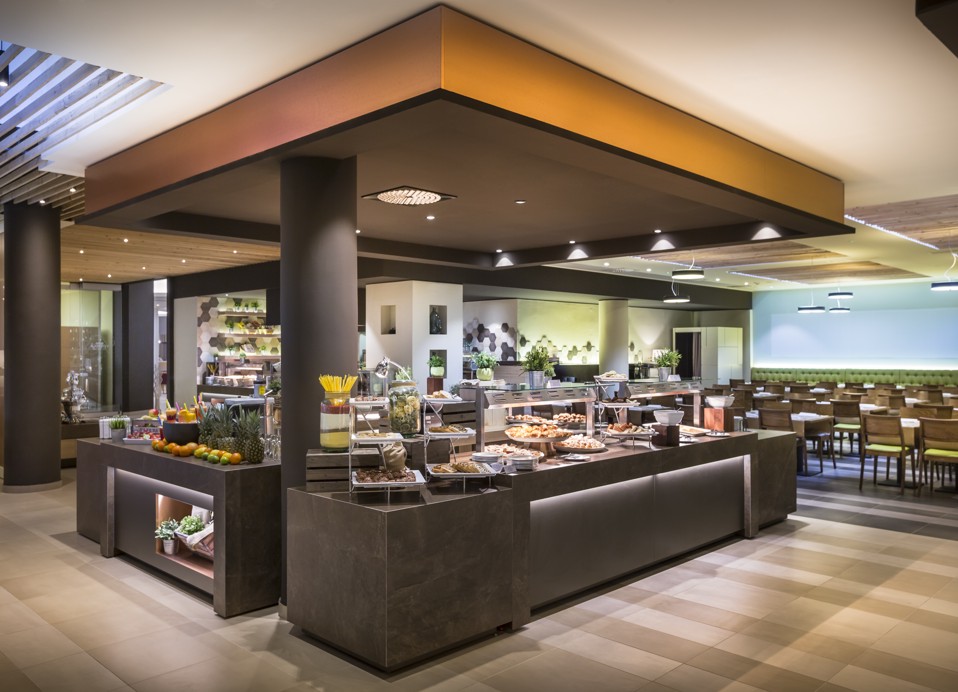 Buffet in het Ventola restaurant, met een zoete sectie en vers fruit.