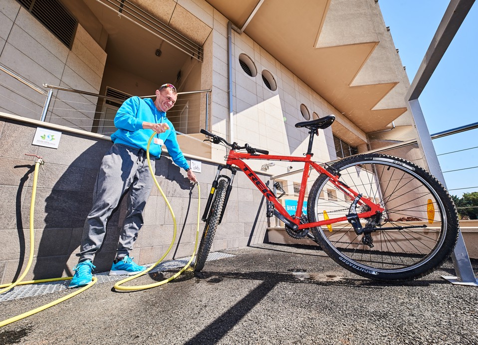 Servizio di pulizia biciclette disponibile di fronte all'hotel.