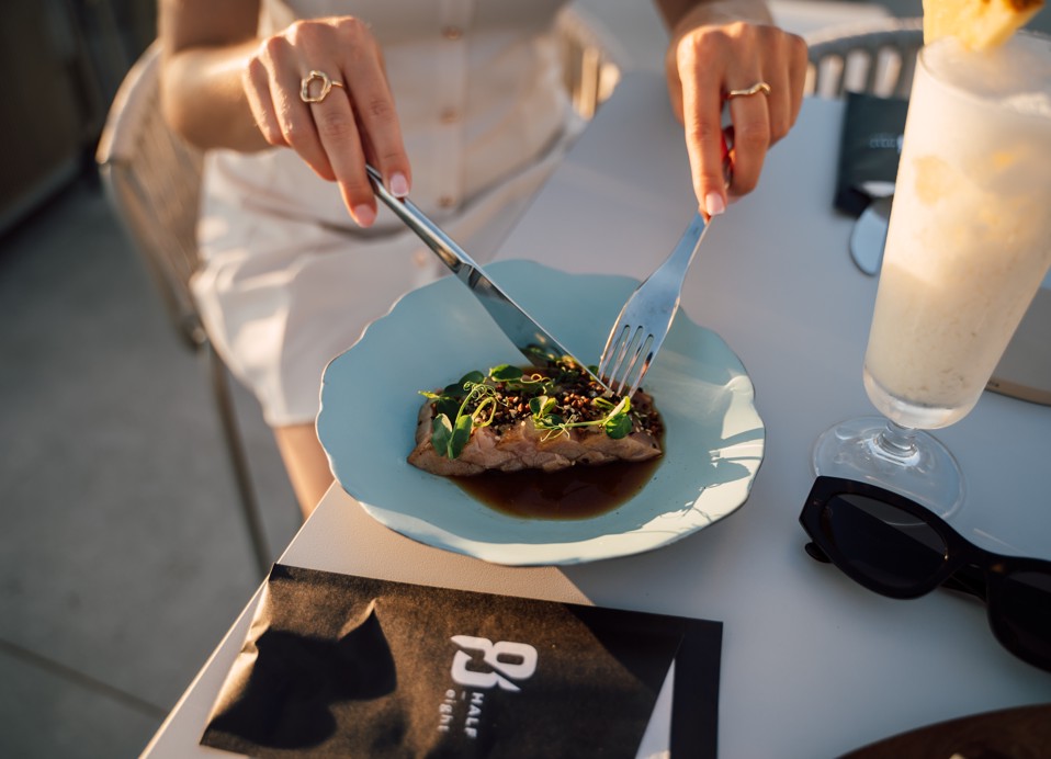 Restaurant Half 8 in Aminess Style Camping Avalona Resort met culinaire specialiteiten op het bord