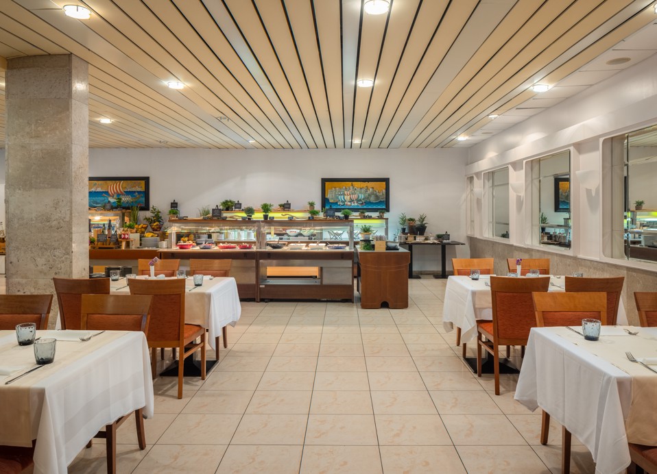 Ristorante del Marko Polo Maradiso Hotel by Aminess con tavoli e buffet per la colazione.