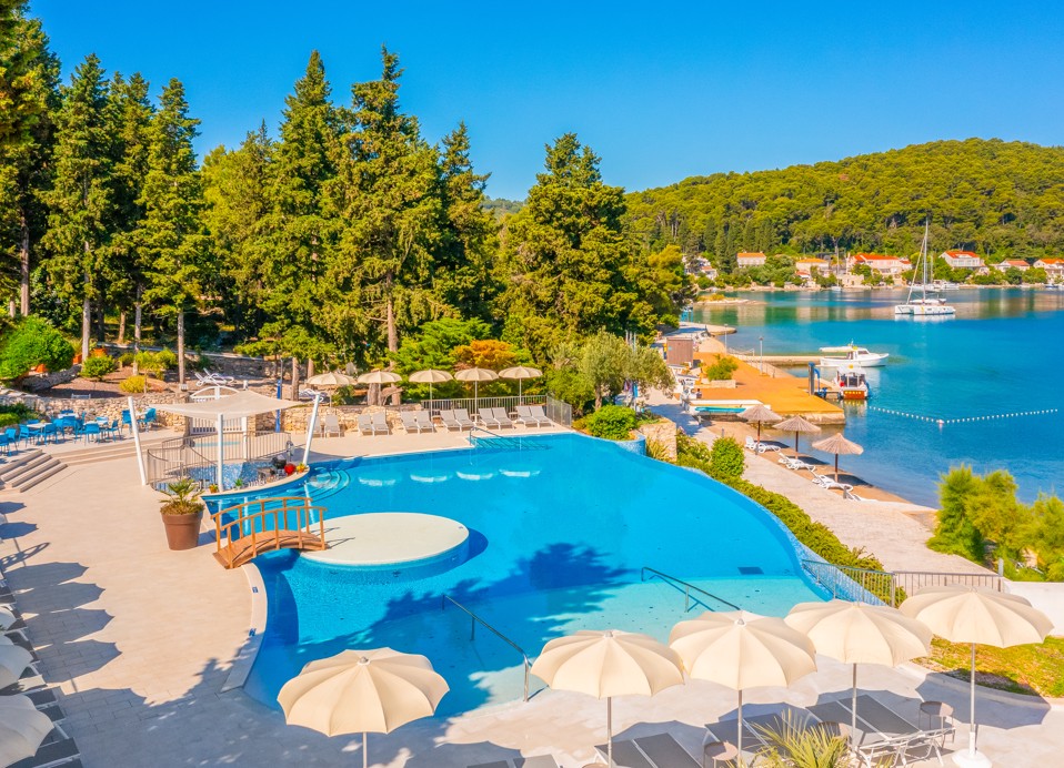 Sonniger Pool am Strand im Aminess Vival Port9 Resort.