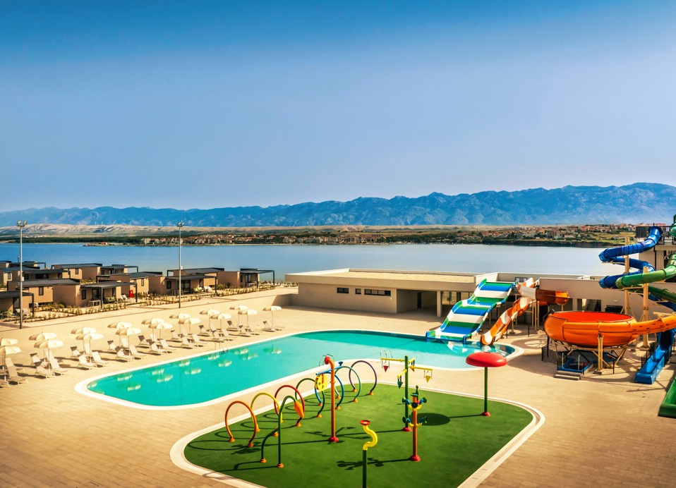 Blick auf das Hauptbecken im Aquapark im Aminess Style Camping Avalona Resort.