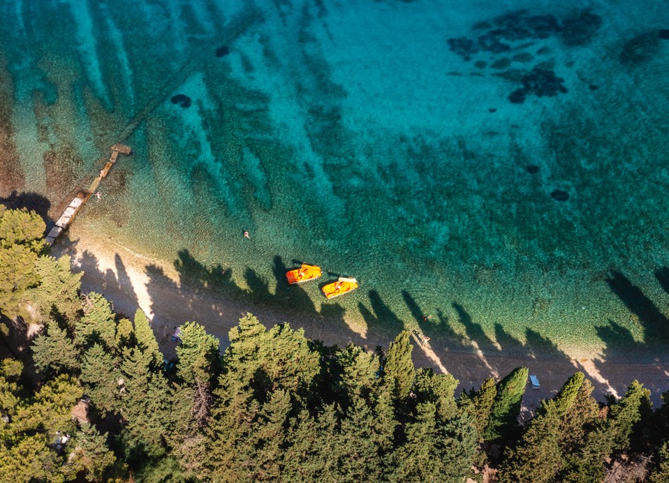 Plaža in morje iz ptičje perspektive ob Aminess Vival Velaris Resort