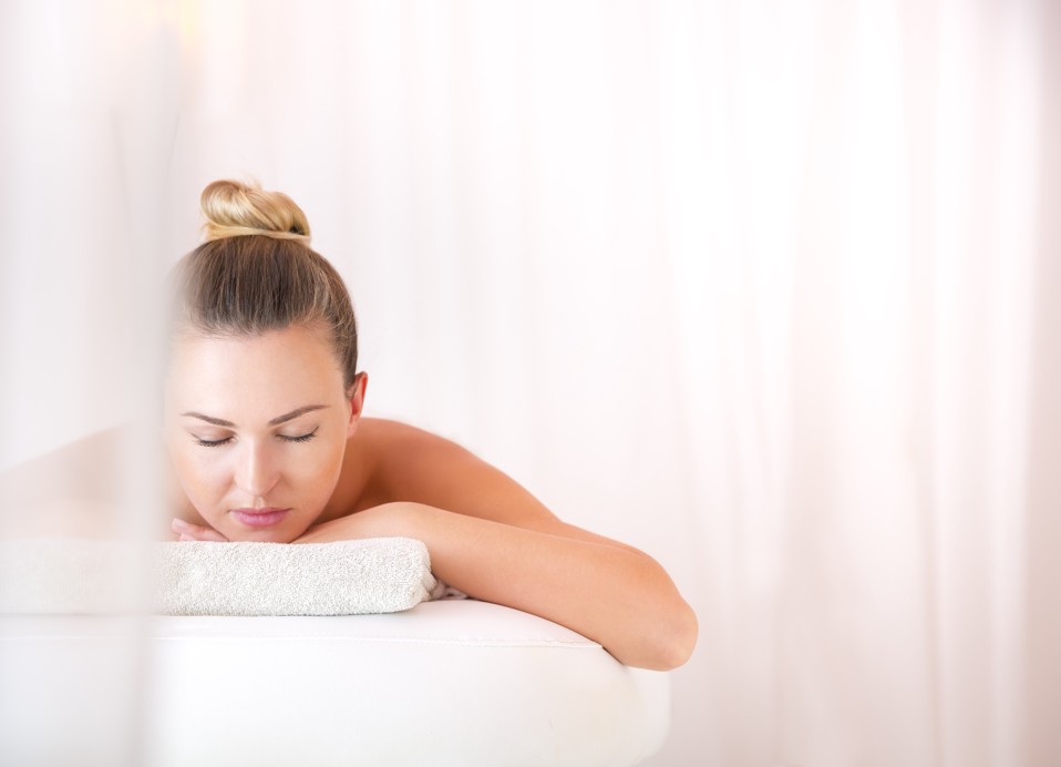 Entspannende Wellness Massage im Aminess Spa Bereich fuer vollkommene Erholung von Koerper und Geist.