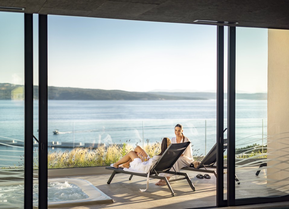 Divani sulla terrazza benessere con vista sul mare presso Aminess Younique Narrivi Hotel.
