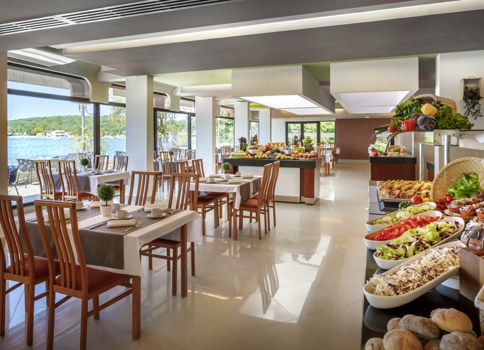 Područje za blagovanje s raznovrsnim opcijama svježeg doručka u hotelu Veya Maradiso by Aminess.
