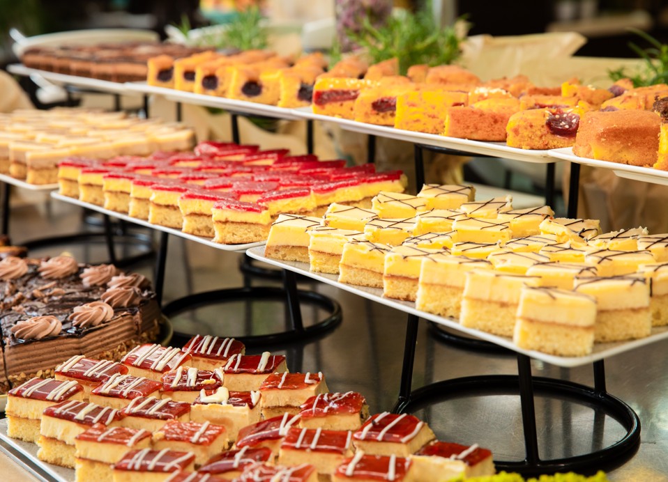 Različne torte in sladice, postrežene v restavraciji Oliveto v Aminess Vival Velaris Resortu na otoku Brač.