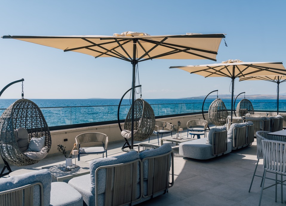 Buitenterras van restaurant Half 8, Aminess Style Camping Avalona Resort