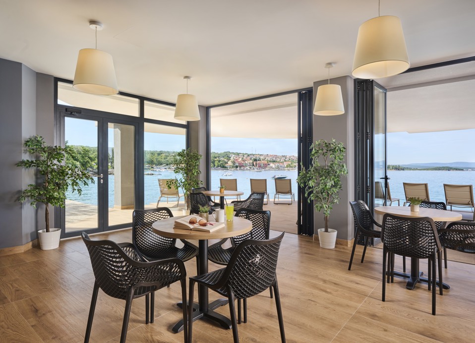 Stylish spa bar offering healthy snacks and drinks with a sea view at Aminess Style Camping Atea Resort.