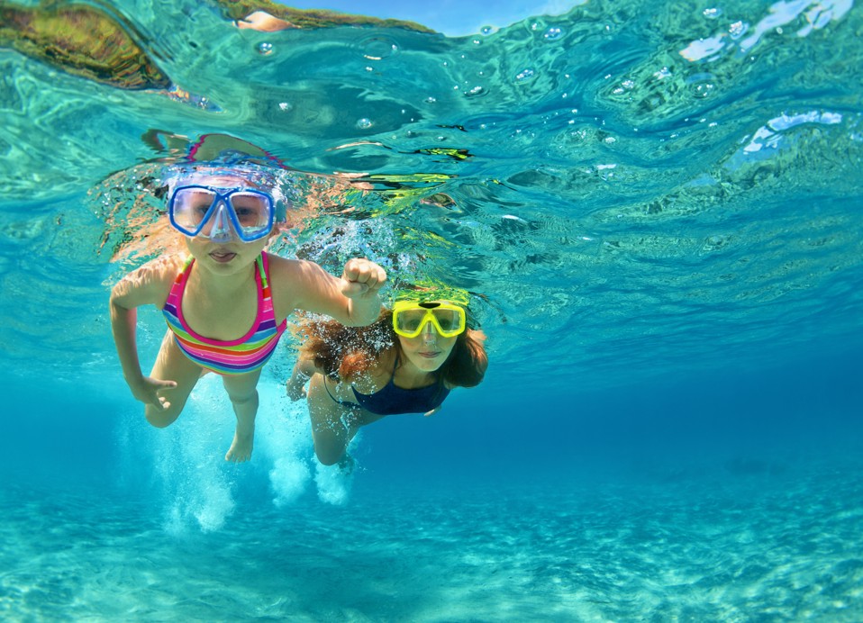 Due ragazze che si tuffano in mare di fronte all'hotel Aminess Laurel Khalani a Makarska.
