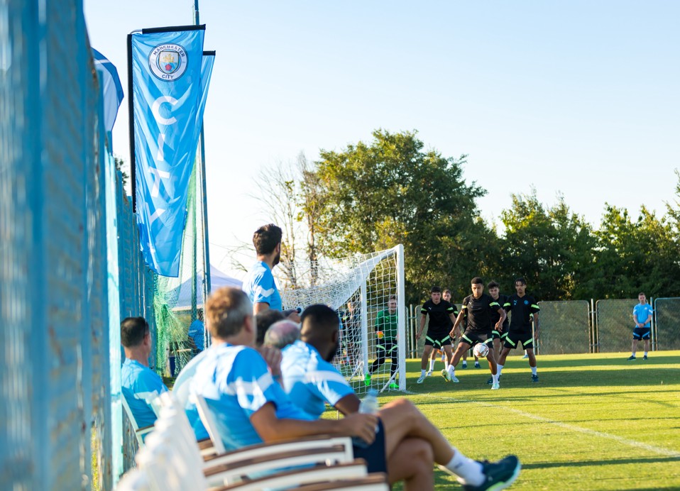 Slika prikazuje Manchester City Academy, s udarcem na gol.