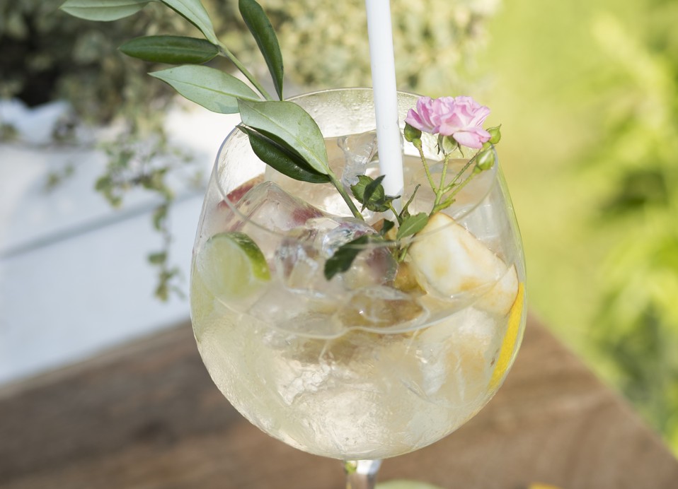 Eine Vielzahl von Cocktails wird in der Nähe der Aminess Vival Port9 Residence im Resort zubereitet.