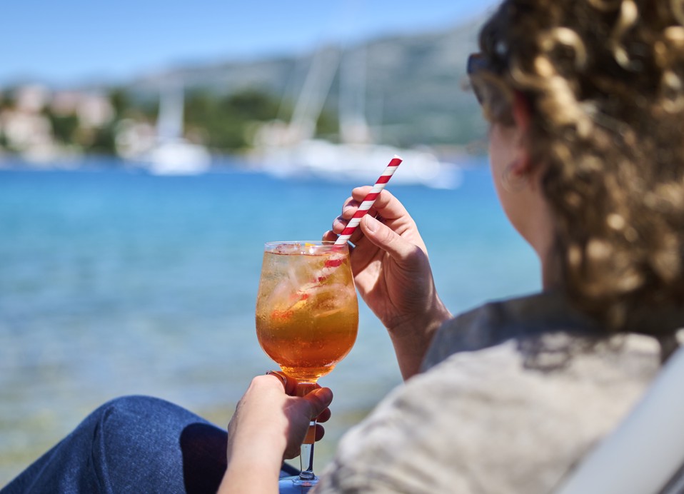 Slika savršenog beach bara i restorana, koji nudi prekrasne poglede na more, ukusnu kuhinju i osvježavajuće koktele u Punto Mareu blizu Port9 Planet Campinga by Aminess.