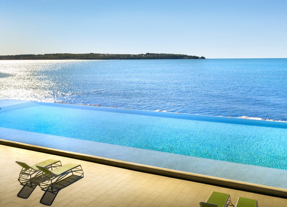 Infinity bazen sa ležaljkama nudi smirujući pogled.