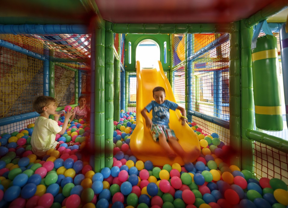 Kinder spielen im Bällebad im Aminess Planet Camping Maravea Resort, Novigrad Kroatien