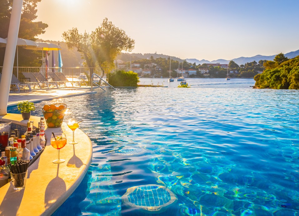 Kokteli na šanku uz bazen u Pool baru Argola u Aminess Vival Port9 Resortu.