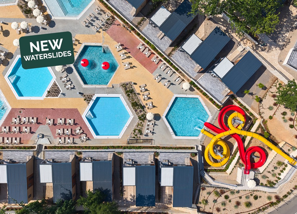 Luftaufnahme von Pools und neuen Wasserrutschen im Aminess Atea Camping Resort für Familienurlaub.
