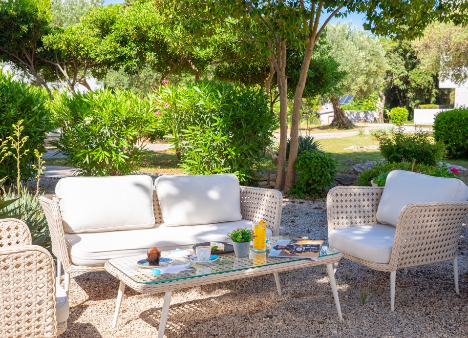 Garnitura za opuštanje u hladovini Gusto bara u Aminess Vival Port9 Resortu.