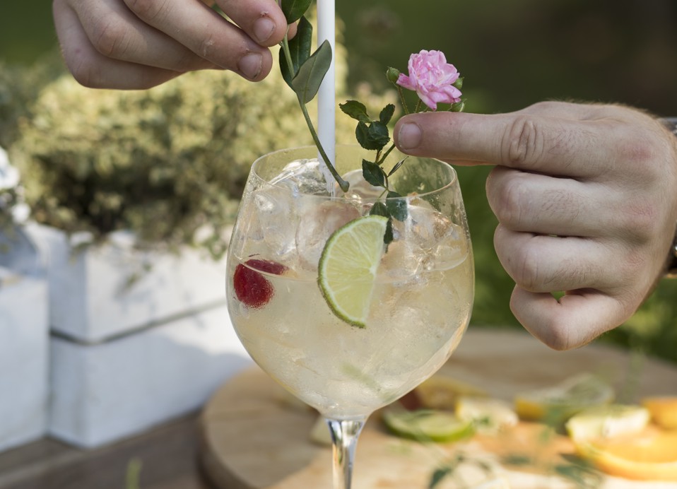 Primer natančnega posnetka koktajlov z različnimi dodatki v Gusto Baru znotraj resorta, Port9 Planet Camping by Aminess.