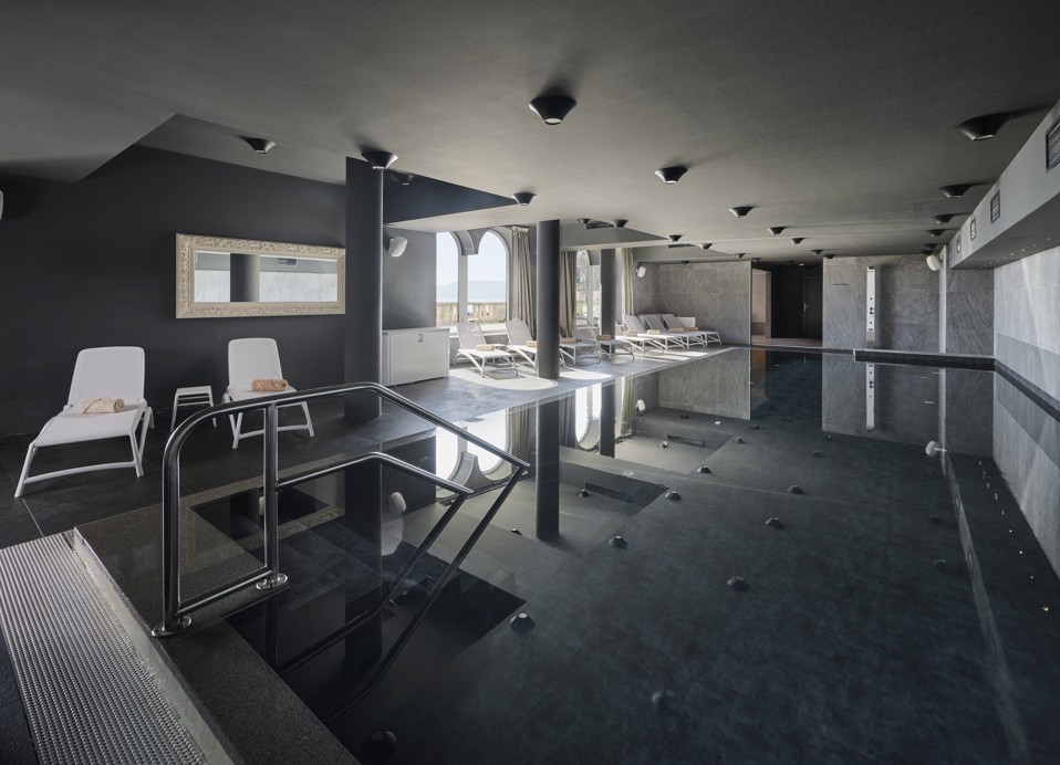 Innenpool mit Liegestühlen im Wellnessbereich des Aminess Vival Lišanj Family Hotels – ideal zum Entspannen und Erholen während eines Urlaubs an der kroatischen Küste.