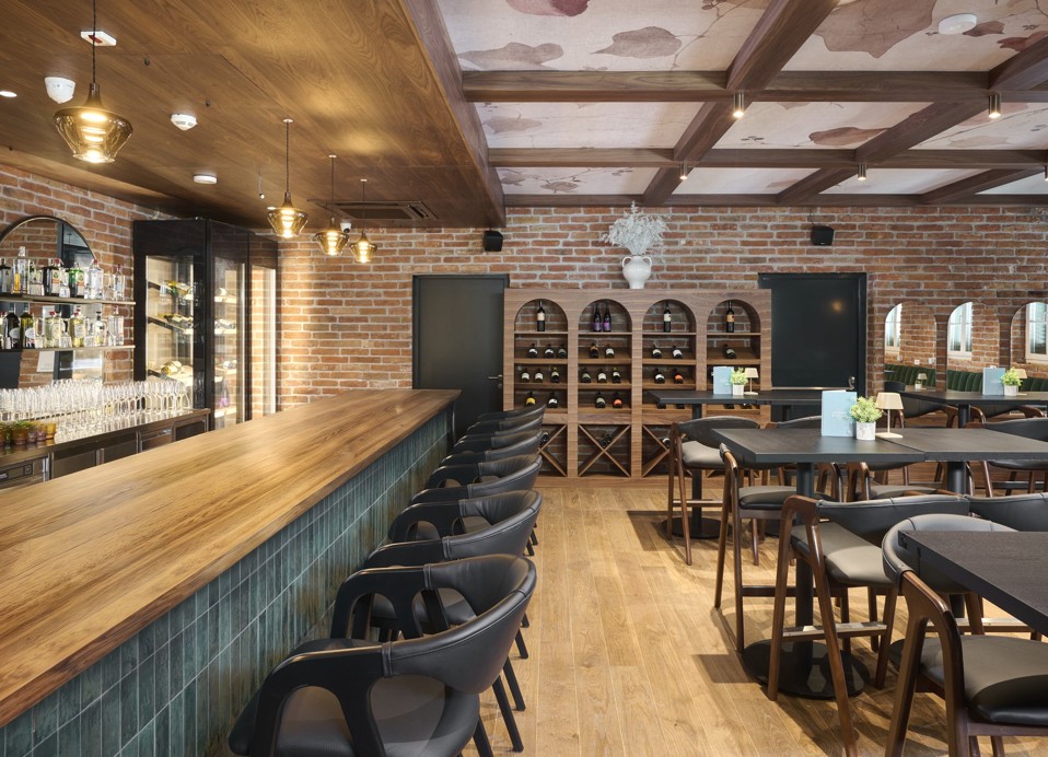 Wine bar z ladą barową i półkami na wino w Aminess Florian & Godler Hotel.