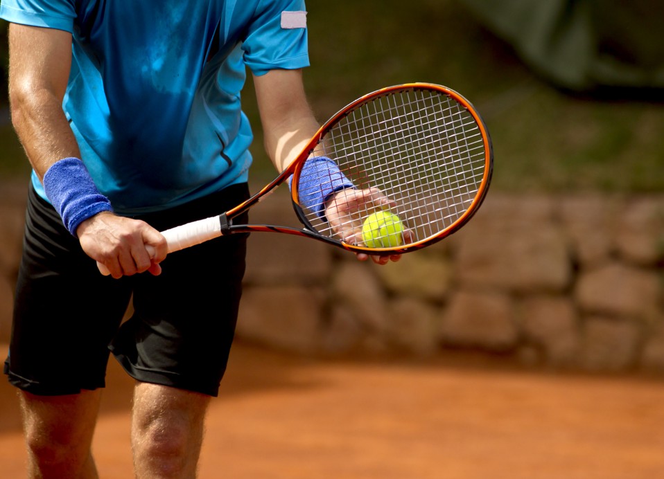 Speler geniet van tennis in Orebic bij Aminess Younique Bellevue Hotel.