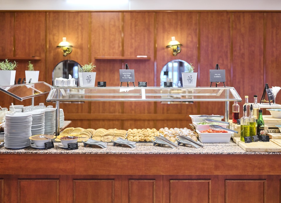 Buffet-Station im Mediteran Maradiso Hotel von Aminess mit einer großen Auswahl an Mahlzeiten.